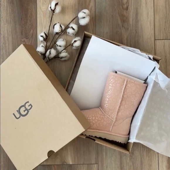 🌿UGG🌿CLASSIC SNOW LEOPARD BOOTS - Picture 2 of 15